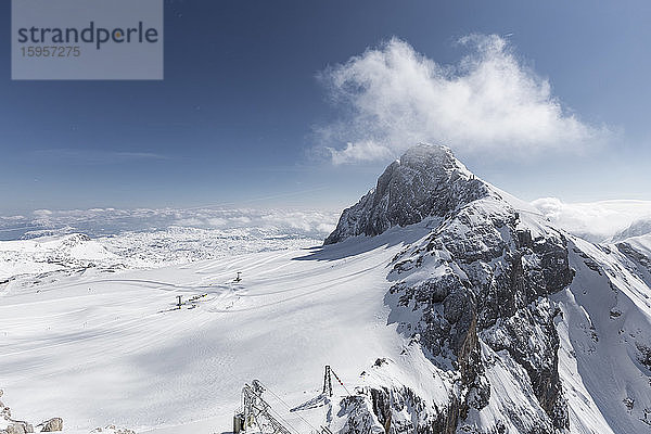 Österreich  Oberösterreich  Skilifte am schneebedeckten Dachsteingletscher