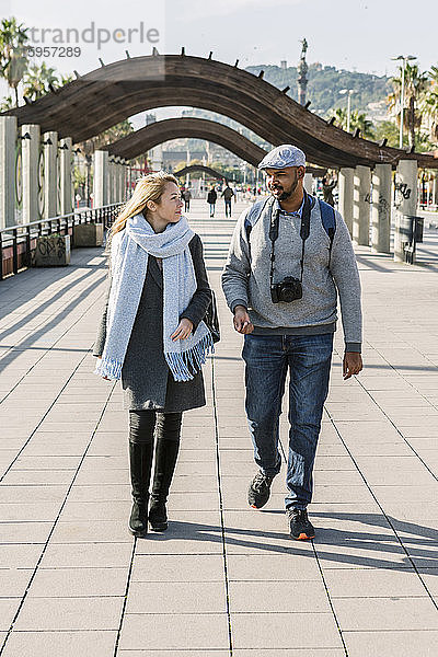 Paar beim gemeinsamen Spaziergang auf der Promenade  Barcelona  Spanien
