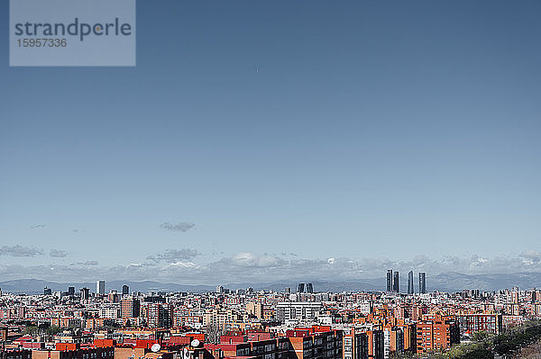 Spanien  Madrid  Klarer Himmel über der Innenstadt in der Abenddämmerung