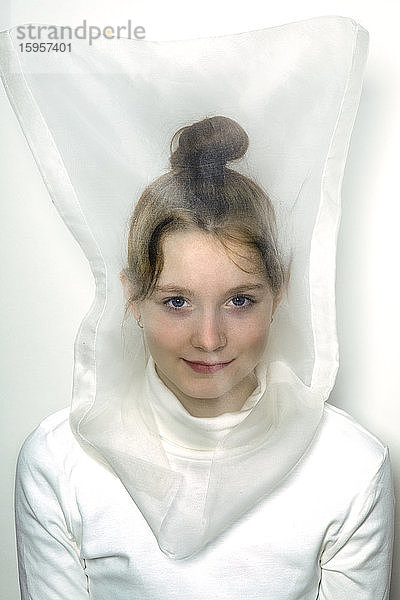 Porträt eines lächelnden Teenager-Mädchens mit transparenter Maske