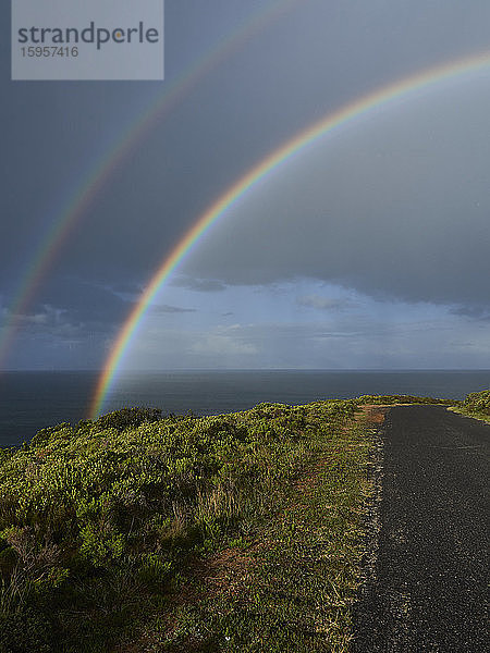 Doppelter Regenbogen auf dem Ozean. Kap der Guten Hoffnung  Südafrika