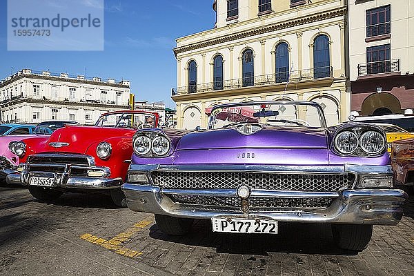 US Oldtimer aus den 1950er Jahren können für touristische Stadtrundfahrten gemietet werden  Havanna  Kuba  Mittelamerika