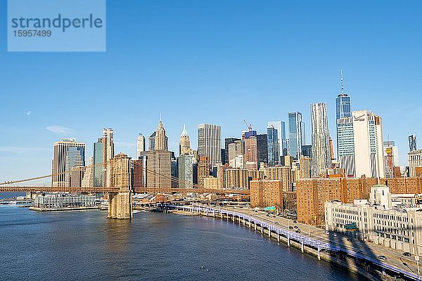 Blick von der Manhattan Bridge über den East River auf die Skyline von Lower Manhattan und Brooklyn Bridge  Manhattan  New York  USA  Nordamerika