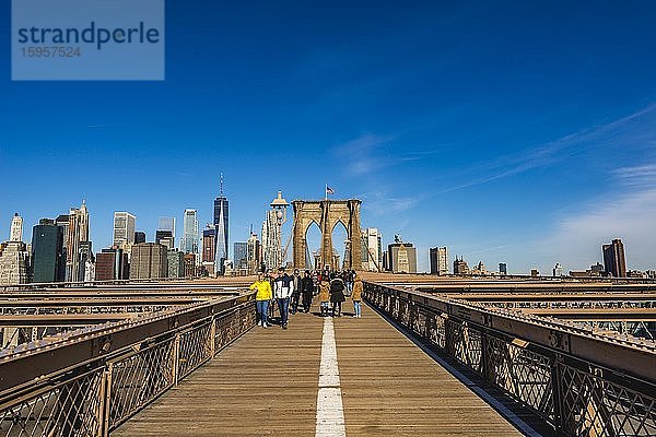 Brooklyn Bridge  hinten links Skyline von Lower Manhattan  Manhattan  New York City  New York  USA  Nordamerika