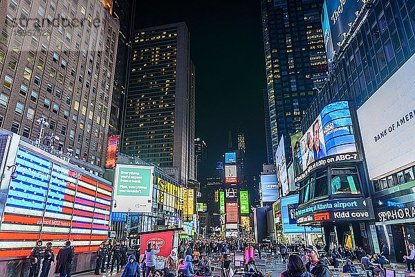 Times Square bei Nacht  links die Rekrutierungsstation der US-Streitkräfte  Midtown Manhattan  New York City  New York  USA  Nordamerika