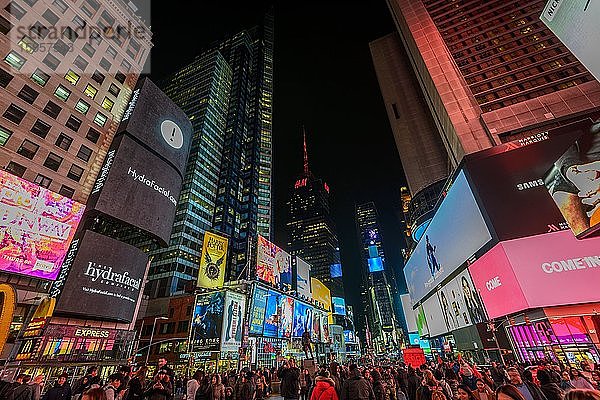 Times Square bei Nacht  Midtown Manhattan  New York City  New York State  USA  Nordamerika