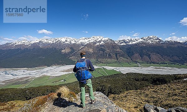 Wanderer auf dem Berggipfel des Mount Alfred  Ausblick auf Dart RIver und Gebirgskette  Glenorchy bei Queenstown  Südliche Alpen  Otago  Südinsel  Neuseeland  Ozeanien