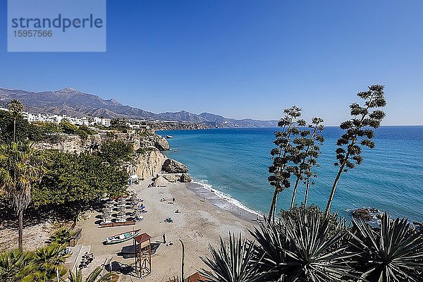 Playa de Calahonda am Balcon de Europa im Urlaubsort Nerja  Provinz Malaga  Costa del Sol  Andalusien  Spanien  Europa