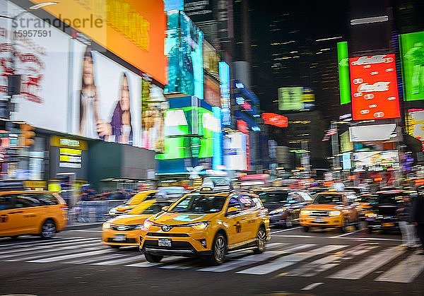 Typische gelbe Taxis im Verkehr  Times Square bei Nacht  Midtown Manhattan  New York City  New York State  USA  Nordamerika