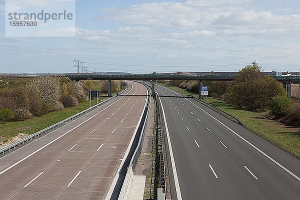 Leere Autobahn A14  Ausgangssperre wegen Corona  bei Leipzig  Sachsen  Deutschland  Europa