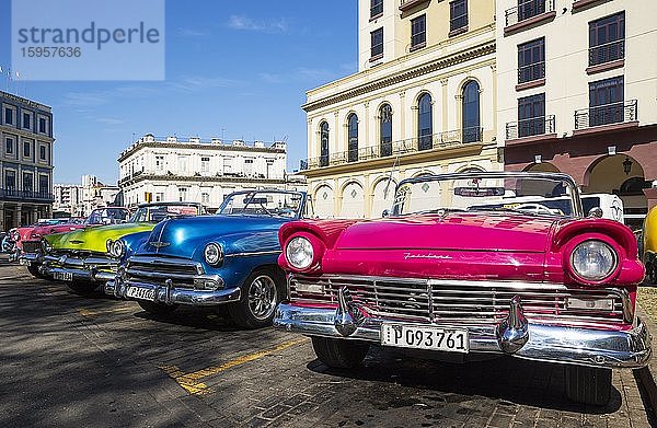 US Oldtimer aus den 1950er Jahren können für touristische Stadtrundfahrten gemietet werden  Havanna  Kuba  Mittelamerika