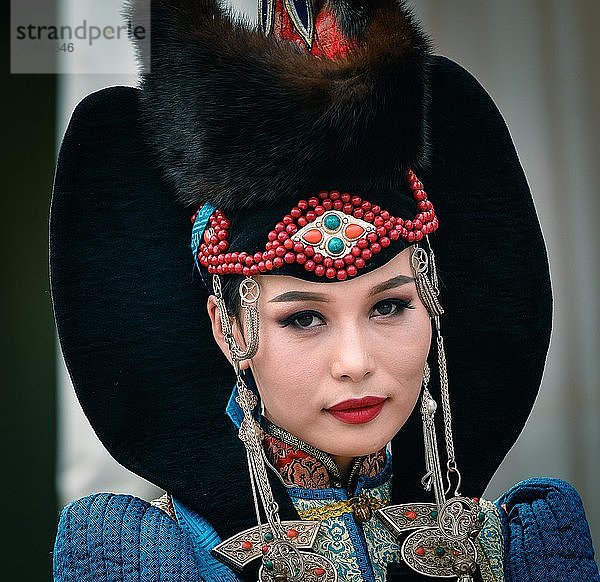 Junge mongolische Dame posiert in traditioneller Tracht  Porträt  Hauptstadt von Ulaanbaatar  Mongolei  Asien
