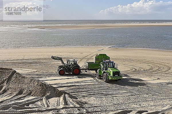 Arbeiten am Strand  Sand wird mit Traktor am Badestrand verteilt  Borkum  Ostfriesische Insel  Niedersachsen  Deutschland  Europa