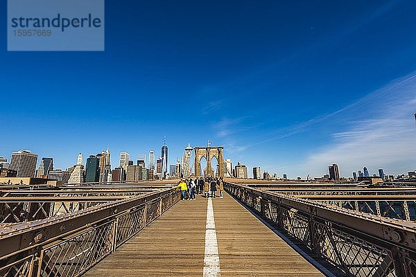 Brooklyn Bridge  hinten links Skyline von Lower Manhattan  Manhattan  New York City  New York  USA  Nordamerika