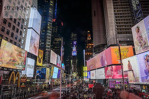 Times Square bei Nacht  Pater Francis D. Duffy-Statue und Duffy Square  Midtown Manhattan  New York City  New York State  USA  Nordamerika