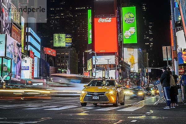 Typisch gelbes Taxi im Verkehr  Times Square bei Nacht  Midtown Manhattan  New York City  New York State  USA  Nordamerika