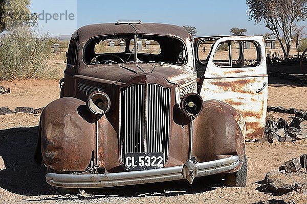 Verrostetes Autowrack eines Oldtimer am Canyon Roadhouse  Region Karas  Namibia  Afrika