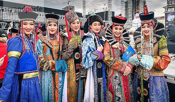 Hübsche junge Damen in mongolischen Trachten verschiedener ethnischer Gruppen auf dem zentralen Platz  beim DEEL-Festival (Festival der Nationaltracht)  Hauptstadt von Ulaanbaatar  Mongolei  Asien