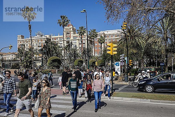 Fußgänger überqueren Zebrastreifen  Straßenszene in der Altstadt  Malaga  Andalusien  Spanien  Europa