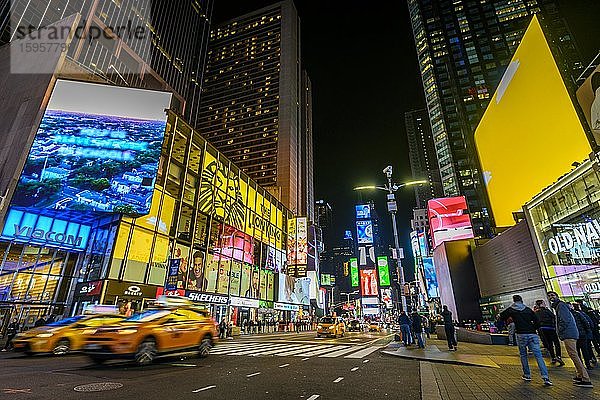 Typische gelbe Taxis  Times Square bei Nacht  Midtown Manhattan  New York City  New York State  USA  Nordamerika