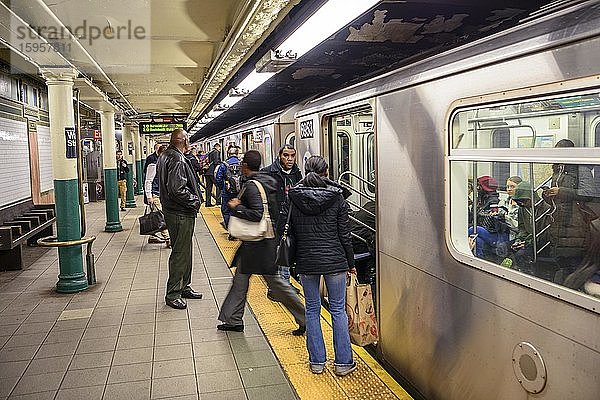 Fahrgäste beim Einsteigen in die U-Bahn  Wall Street Station  New York Metro  Financial District  Manhattan  New York City  New York State  USA  Nordamerika