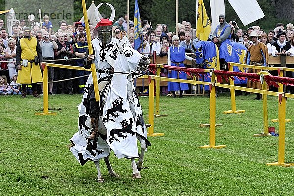 Ritter zu Pferd  Reiterspiele  historisches Stadtfest  Gelnhausen  Main-Kinzig-Kreis  Hessen  Deutschland  Europa