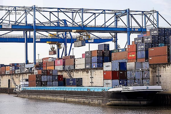 Hafenkran belädt Binnenschiff mit Containern  Containerterminal duisport logport  Duisburger Hafen am Rhein  Duisburg  Ruhrgebiet  Nordrhein-Westfalen  Deutschland  Europa