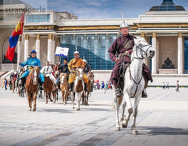 NAADAM-Festival Reitturnier im hinteren Teil des mongolischen Parlaments  Stadt Ulaanbaatar  Mongolei  Asien