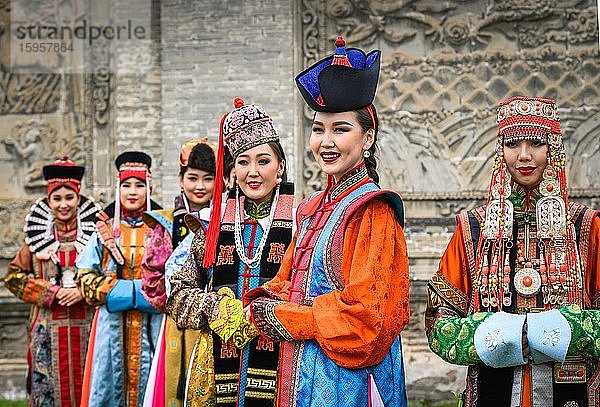 Junge Damen posieren in mongolischen traditionellen Kostümen während des DEEL-Festivals (Nationaltracht)  Hauptstadt von Ulaanbaatar  Mongolei  Asien