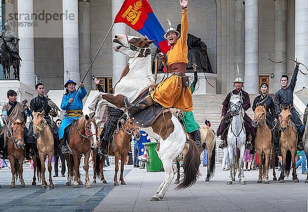 Junger Reiter mit einem steigenden Pferd vor dem Parlamentsgebäude während des NAADAM-Festivals  Stadt Ulaanbaatar  Mongolei  Asien