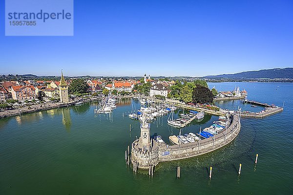 Seepromenade  Hafenplatz  Alter Leuchtturm  Mangturm oder Mangenturm  und der bayerische Löwe im Hafen auf der Insel  Insel Lindau  Lindau am Bodensee  Schwaben  Deutschland  Europa