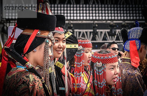 Junge Damen in mongolischer Tracht auf dem zentralen Platz  beim DEEL-Fest (Nationaltracht)  Hauptstadt Ulaanbaatar  Mongolei  Asien