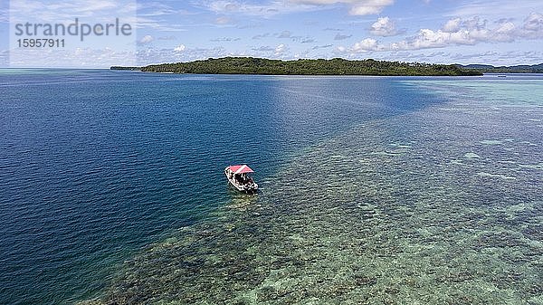Tauchschiff am Außenriff  Strömungskanal  Vogelperspektive  Insel Yap  Mikronesien  Karolineninseln  Pazifik  Ozeanien