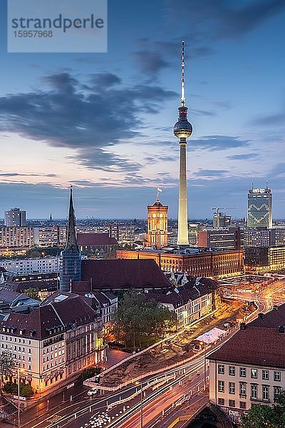 Berliner Fernsehturm am Alexanderplatz mit Nikolaiviertel zum Sonnenuntergang  Berlin  Deutschland  Europa