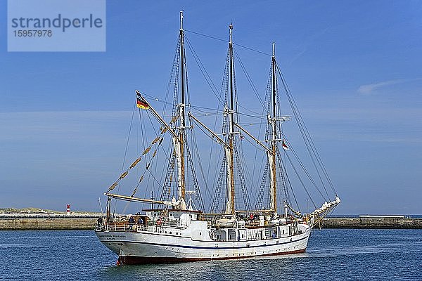 Segelschiff  Großherzogin Elisabeth  dreimastiger Gaffelschoner im Südhafen von Helgoland  Nordsee  Schleswig-Holstein  Deutschland  Europa