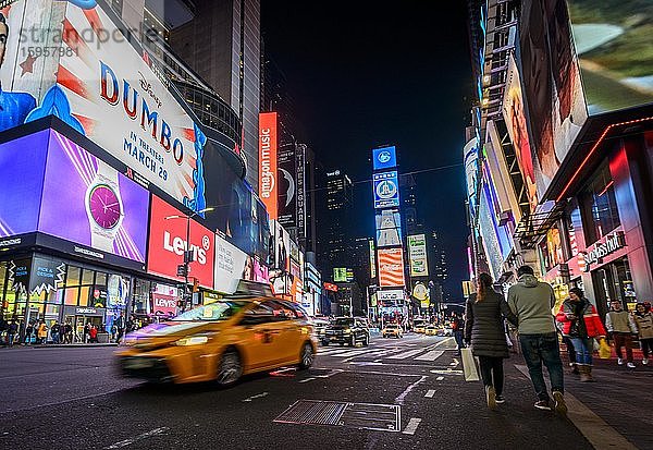 Typisch gelbes Taxi am Times Square bei Nacht  Midtown Manhattan  New York City  New York State  USA  Nordamerika