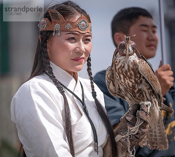 Falknertrainerin mit ausgebildetem Falken  Stadt Ulaanbaatar  Mongolei  Asien