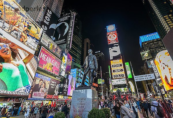 Gorge M. Cohan Statue  Times Square bei Nacht  Midtown Manhattan  New York City  New York State  USA  Nordamerika