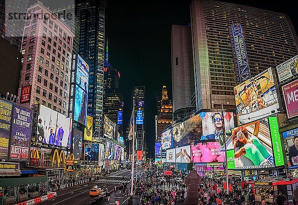 Times Square bei Nacht  Pater Francis D. Duffy-Statue und Duffy Square  Midtown Manhattan  New York City  New York State  USA  Nordamerika