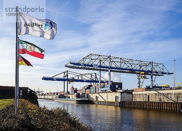 Duisport  NRW und Deutschlandfahne  Hafenkran belädt Binnenschiff mit Containern  Containerterminal duisport logport  Duisburger Hafen am Rhein  Duisburg  Ruhrgebiet  Nordrhein-Westfalen  Deutschland  Europa