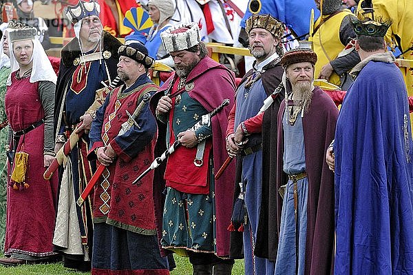 Fürsten in mittelalterlichen Kostümen  Reiterspiele  historisches Stadtfest  Gelnhausen  Main-Kinzig-Kreis  Hessen  Deutschland  Europa