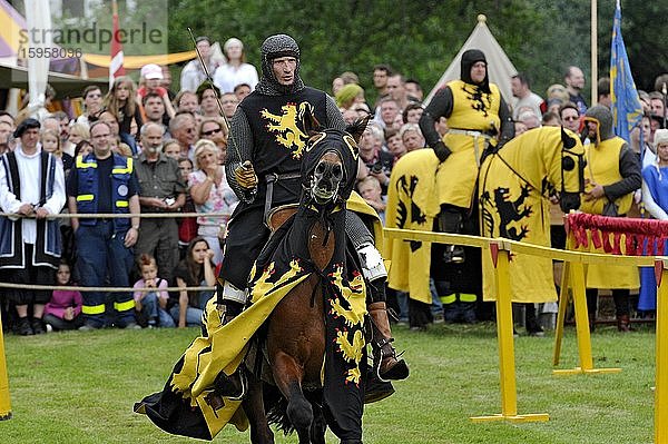 Ritter zu Pferd  Reiterspiele  historisches Stadtfest  Gelnhausen  Main-Kinzig-Kreis  Hessen  Deutschland  Europa