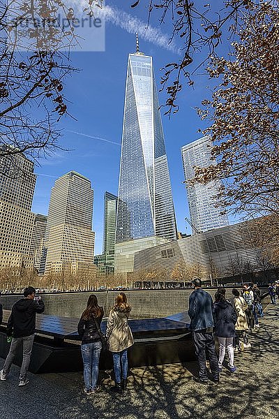 Besucher am Gedenkbrunnen  South Pool des 9/11 Memorial  Gedenkstätte World Trade Center  One World Trade Center  Ground Zero  Manhattan  New York City  New York  USA  Nordamerika