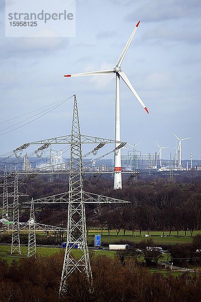 Windkraftdräder und Strommasten  Gelsenkirchen  Ruhrgebiet  Nordrhein-Westfalen  Deutschland  Europa