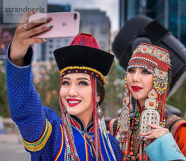 Mongolisches Mädchen in traditioneller traditioneller traditioneller traditioneller traditioneller traditioneller traditioneller traditioneller Tracht  Selfie  Stadt Ulaanbaatar  Mongolei  Asien