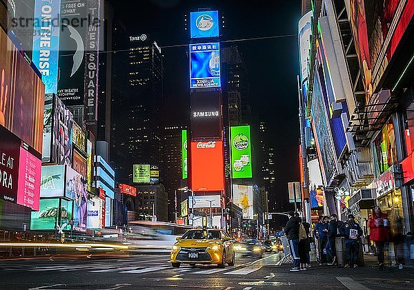 Typisch gelbes Taxi im Verkehr  Times Square bei Nacht  Midtown Manhattan  New York City  New York State  USA  Nordamerika
