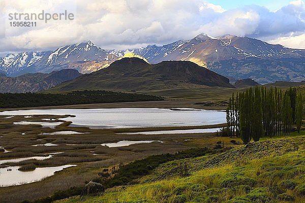 Sonnenlicht über den Anden  Nationalpark Patagonien  Chacabuco-Tal bei Cochrane  Region Aysen  Patagonien  Chile  Südamerika