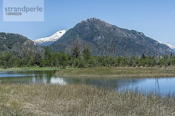 Das Castillo-Gebirge und das weite Tal des Flusses Ibanez von der Panamerikanischen Autobahn aus gesehen  Region Aysen  Patagonien  Chile  Südamerika