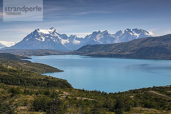 Bergpanorama  Blick auf das Bergmassiv Cuernos del Paine über den See Lago Toro  Nationalpark Torres del Paine  Región de Magallanes y de la Antártica Chilena  Patagonien  Chile  Südamerika