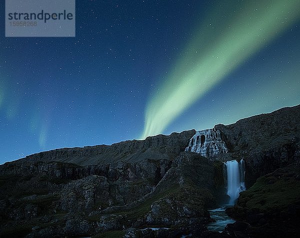 Nordlichter  Dynjandifoss oder Fjallfoss  größter Wasserfall der Westfjorde  Nordwestisland  Island  Europa